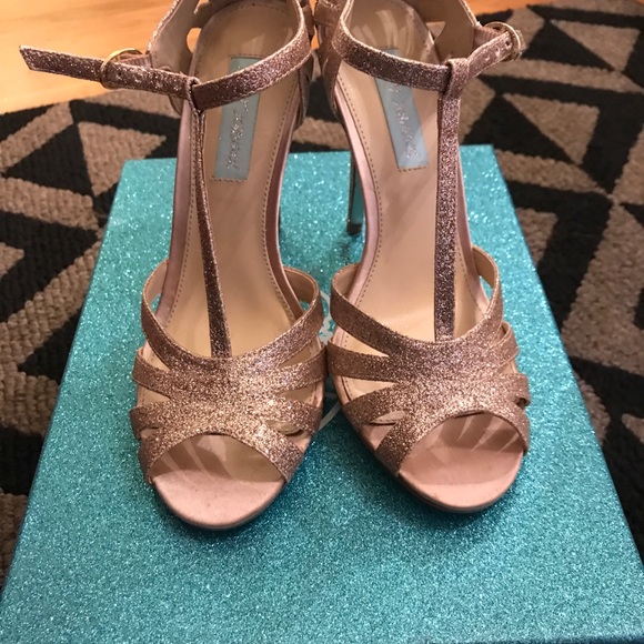 Betsey Johnson Champagne size 7 - Picture 1 of 4